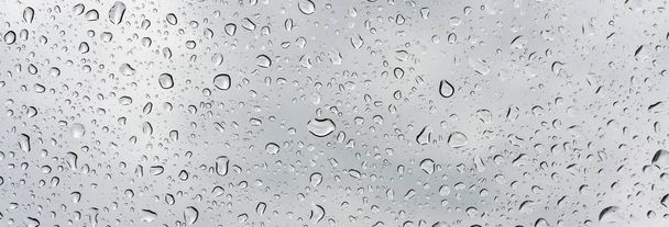 Día de lluvia y gotita en el espejo
 - Foto, Imagen
