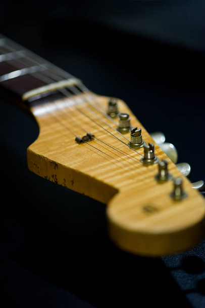 Guitarra vintage cabeza stock
 - Foto, imagen
