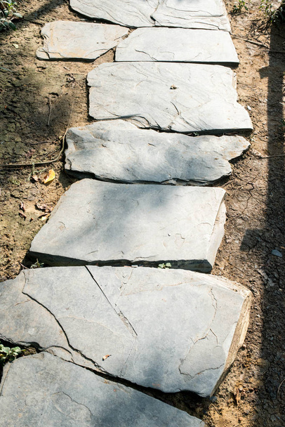 ступенчатая каменная дорожка
 - Фото, изображение
