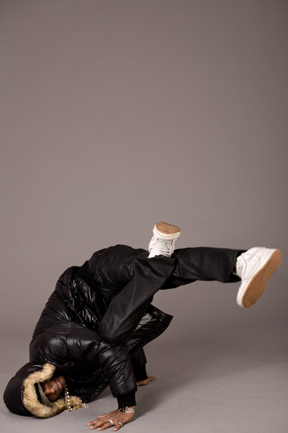 όμορφος Μαύρος προσπαθεί κεφάλι στάση - Φωτογραφία, εικόνα