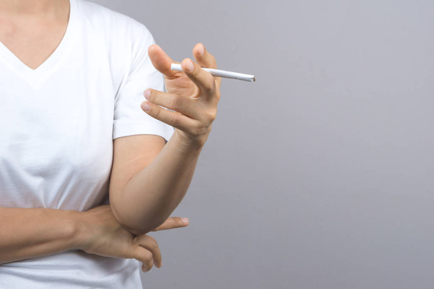 Nainen kädestä pitäen savuke
 - Valokuva, kuva