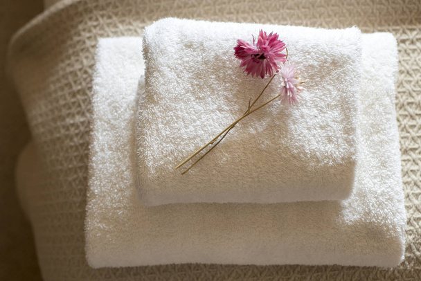 Floraciones encantadoras en toallas plegadas apiladas
 - Foto, imagen
