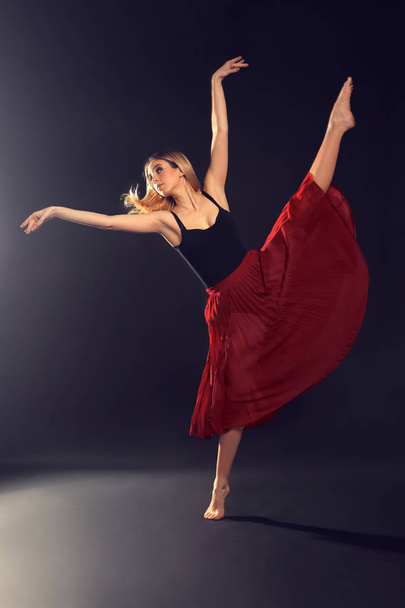 Beautiful young dancer - Valokuva, kuva