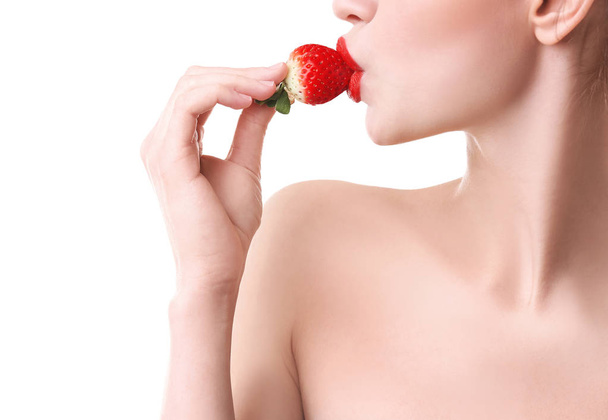 fiatal nő eszik eper - Fotó, kép