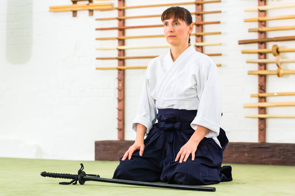 Vrouw in Aikido martial arts  - Foto, afbeelding