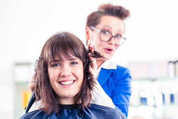 Friseur föhnen Frauen die Haare  - Foto, Bild