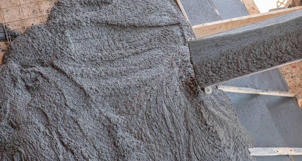 Estrazione di calcestruzzo fresco dalla betoniera
  - Foto, immagini