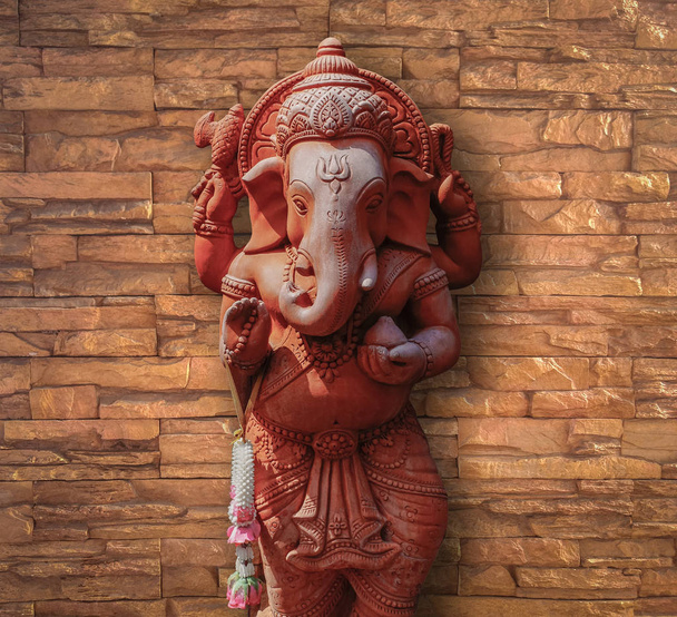 Une image d'une sculpture de dieu éléphant ganesha
 - Photo, image