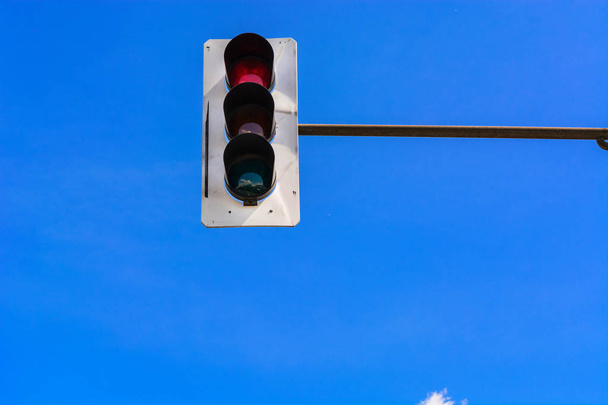 Luz de trânsito e uma câmara de vigilância
             - Foto, Imagem
