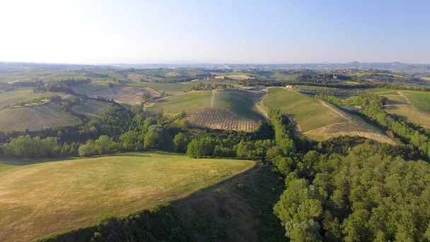 Wzgórz Toskanii wsi, wspaniały widok z lotu ptaka na wiosnę - Zdjęcie, obraz