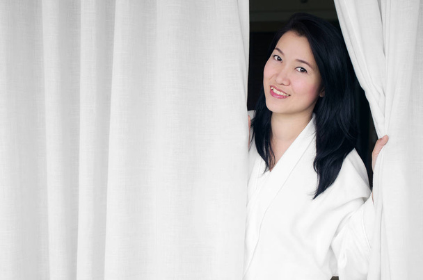 Asiatique souriant femme en robe blanche
 - Photo, image