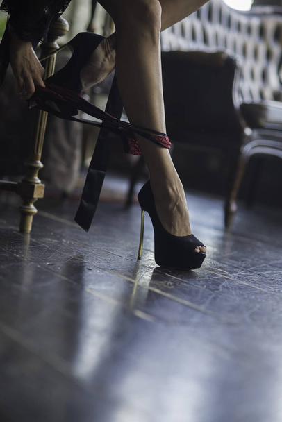 Ženské nohy s vypnout její kalhotky před sexem do jejích komnat v budoáru - Fotografie, Obrázek