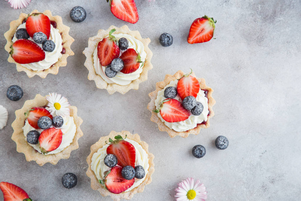 tarts with cream cheese and fresh berries - Фото, зображення
