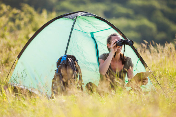 Mujer acampando en la naturaleza
 - Foto, imagen