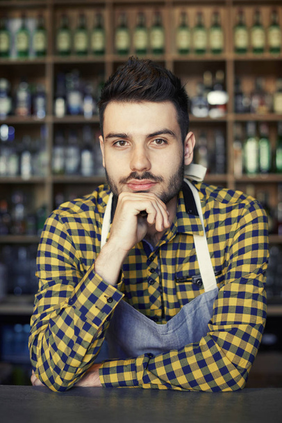 Портрет впевненого бармена за барною стійкою
  - Фото, зображення