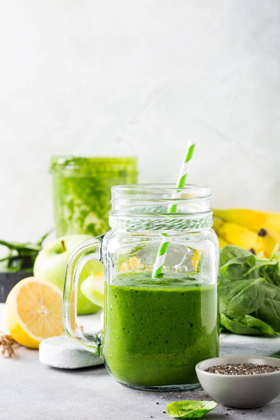 Ispanaklı cam sağlıklı yeşil smoothie - Fotoğraf, Görsel