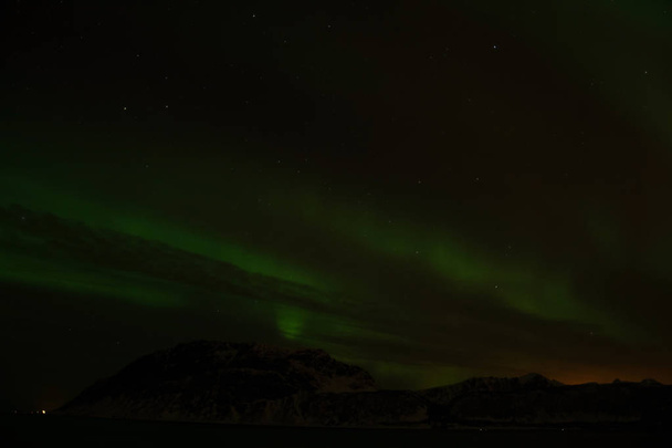 Northern Lights em Bremnes perto de Harstad, Noruega
 - Foto, Imagem