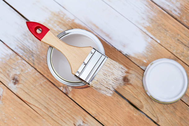 Paintbrush with can on wooden table - Fotoğraf, Görsel