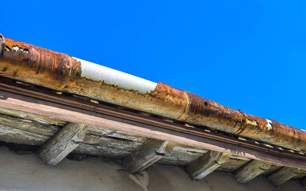 Une gouttière cassée sur le toit d'une maison
 - Photo, image