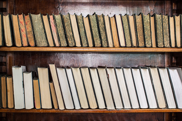 livres anciens sur une étagère d'archives de la bibliothèque
  - Photo, image