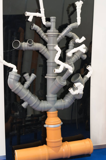 Installazione di tubi fognari in plastica
 - Foto, immagini