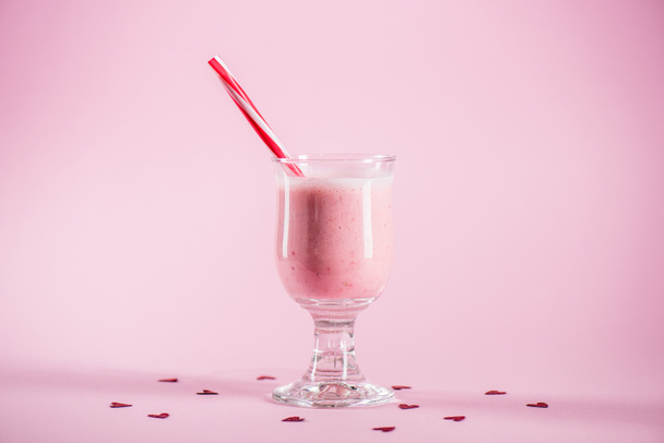 Délicieux milkshake aux fraises
  - Photo, image