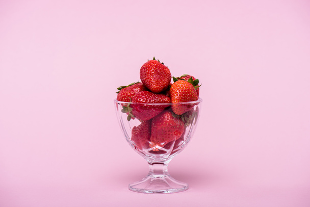 verse aardbeien in glazen kom - Foto, afbeelding