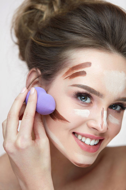 Face Makeup Beauty. Beautiful Female Applying Makeup With Sponge - Фото, изображение