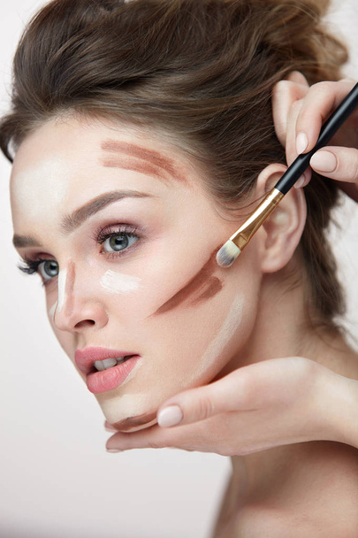 Beauty Makeup. Beautiful Woman Applying Contouring Lines On Face - Fotó, kép