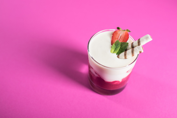 fresh milkshake with strawberry and mint - Foto, Imagem