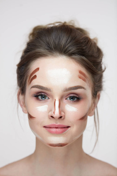 Beauty Cosmetics. Sexy Woman With Makeup Contour Lines On Face - Foto, immagini