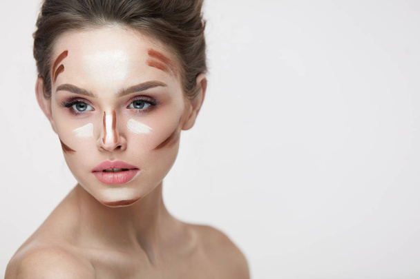 Beauty Cosmetics. Sexy Woman With Makeup Contour Lines On Face - Foto, immagini