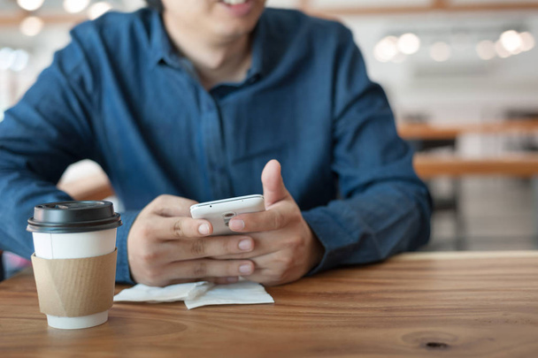 Asiatique homme en utilisant téléphone dans café
 - Photo, image