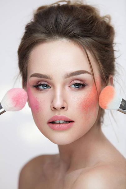 Face Beauty Cosmetics. Beautiful Girl With Makeup Applying Blush - Foto, immagini