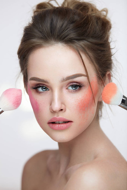 Face Beauty Cosmetics. Beautiful Girl With Makeup Applying Blush - Zdjęcie, obraz