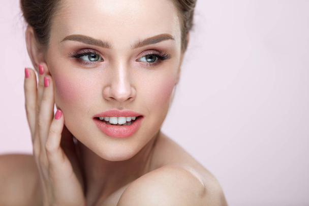 Beauty Makeup. Closeup Female With Natural Makeup And Pink Nails - Foto, afbeelding