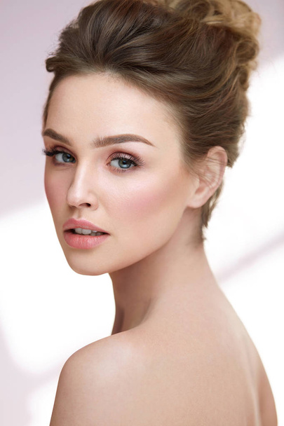 Beauty Woman Face. Beautiful Sexy Female With Makeup, Hairstyle - Foto, Imagen