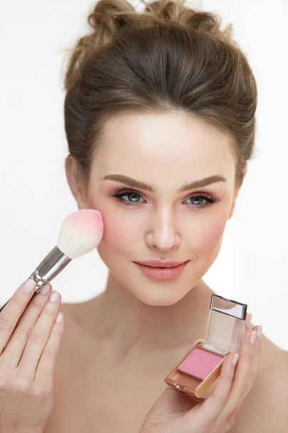 Woman Face Makeup. Close Up Hands Applying Blush On Female Face - Foto, immagini