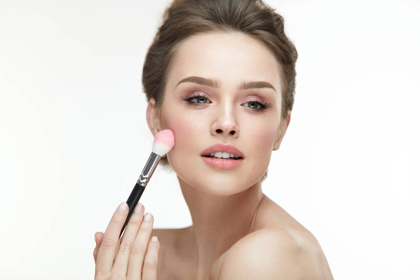 Woman Beauty Makeup. Female With Brush Putting Blush On Skin - Foto, afbeelding