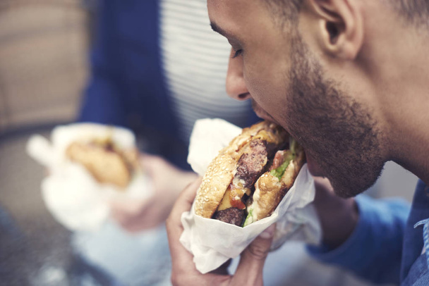 Primo piano dell'uomo che mangia cheeseburger
 - Foto, immagini