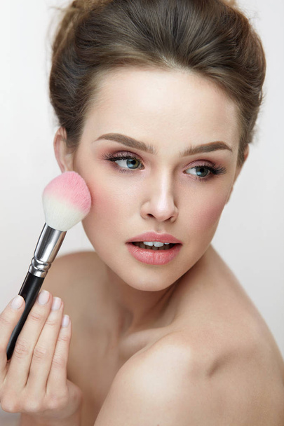 Facial Beauty Cosmetics. Sexy Woman Applying Blush With Brush - 写真・画像