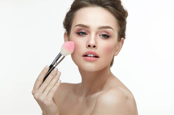 Woman Face Beauty. Sexy Girl Putting Blush With Facial Brush  - Foto, imagen