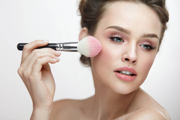 Facial Beauty Cosmetics. Sexy Woman Applying Blush With Brush - Foto, afbeelding