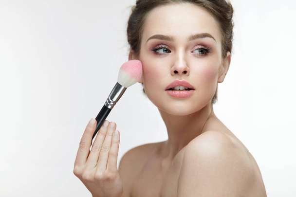Facial Beauty Cosmetics. Sexy Woman Applying Blush With Brush - Foto, afbeelding