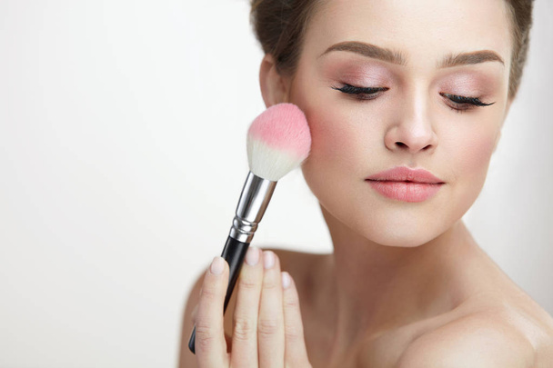 Facial Beauty Cosmetics. Sexy Woman Applying Blush With Brush - Foto, imagen