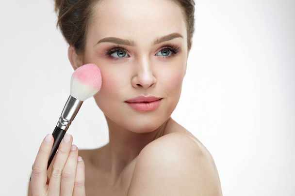 Facial Beauty Cosmetics. Sexy Woman Applying Blush With Brush - Valokuva, kuva