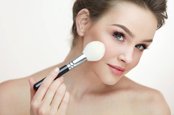 Face Makeup Cosmetics. Beautiful Female Applying Blush - Foto, imagen