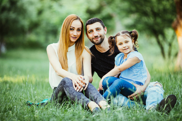 Familie in grüner Natur zusammen im Sommerpark - Foto, Bild