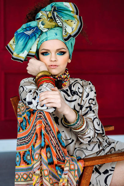женщина с ярким макияжем и тюрбан
 - Фото, изображение