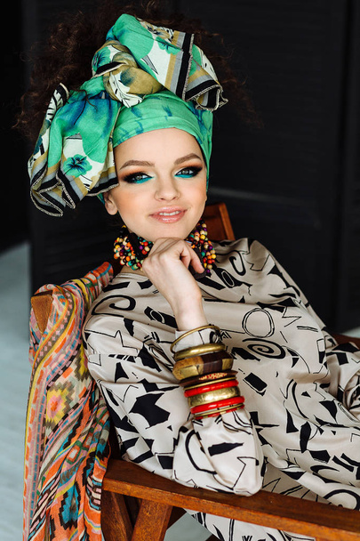 woman with bright make-up and turban - 写真・画像